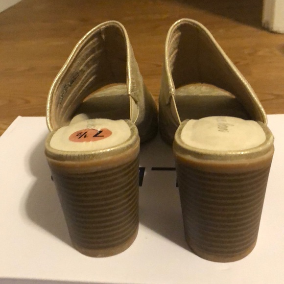 Super comfy golden tone slides! - Picture 3 of 4
